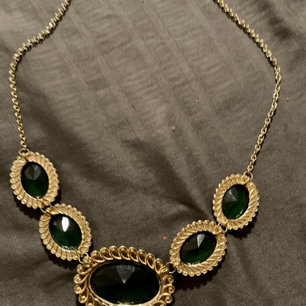 Elegant Gold and Green Necklace - Picture 4 of 4